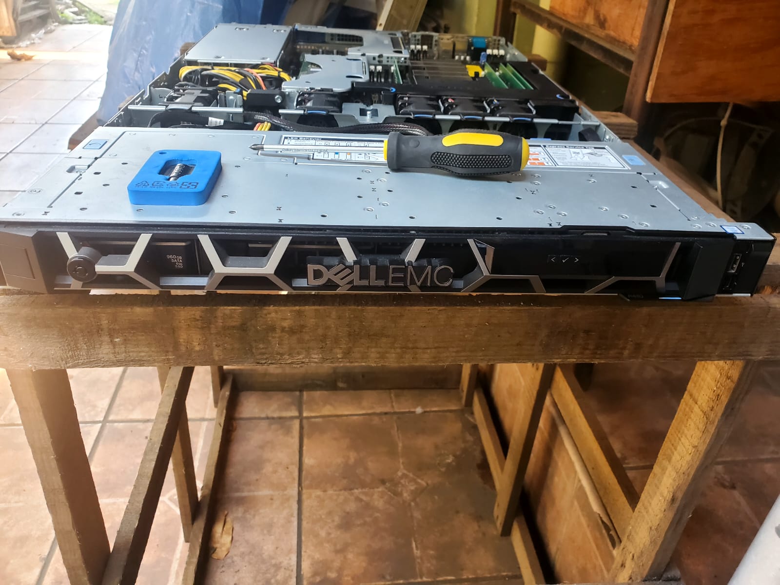 Servidor Dell EMC PowerEdge R440 montado en rack